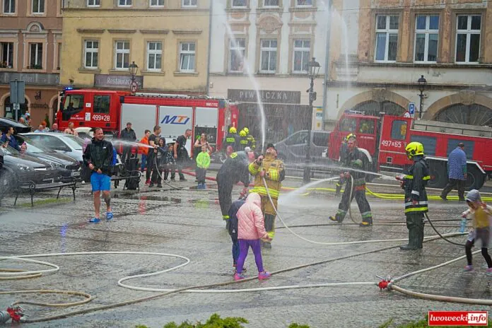 strażacki lany poniedziałek śmigus dyngus Gryfów Śląski 2024 0163 strażacki lany poniedziałek śmigus dyngus Gryfów Śląski 2024