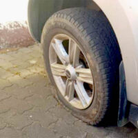 Poprzecinali opony w urzędowym samochodzie