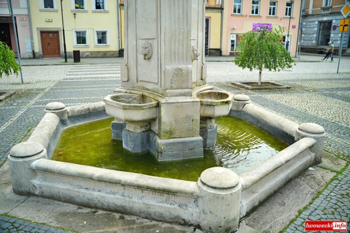 Wleń pomnik Gołębiarki fontanna sinice