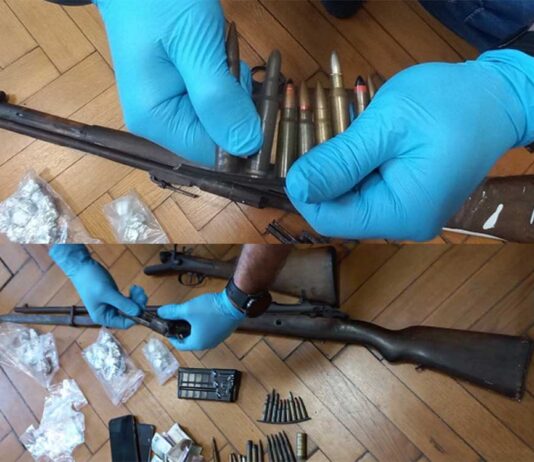 Groził sąsiadom. W domu miał broń, amunicję i … narkotyki