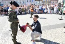 Oświadczyny podczas przysięgi wojskowej we Wleniu