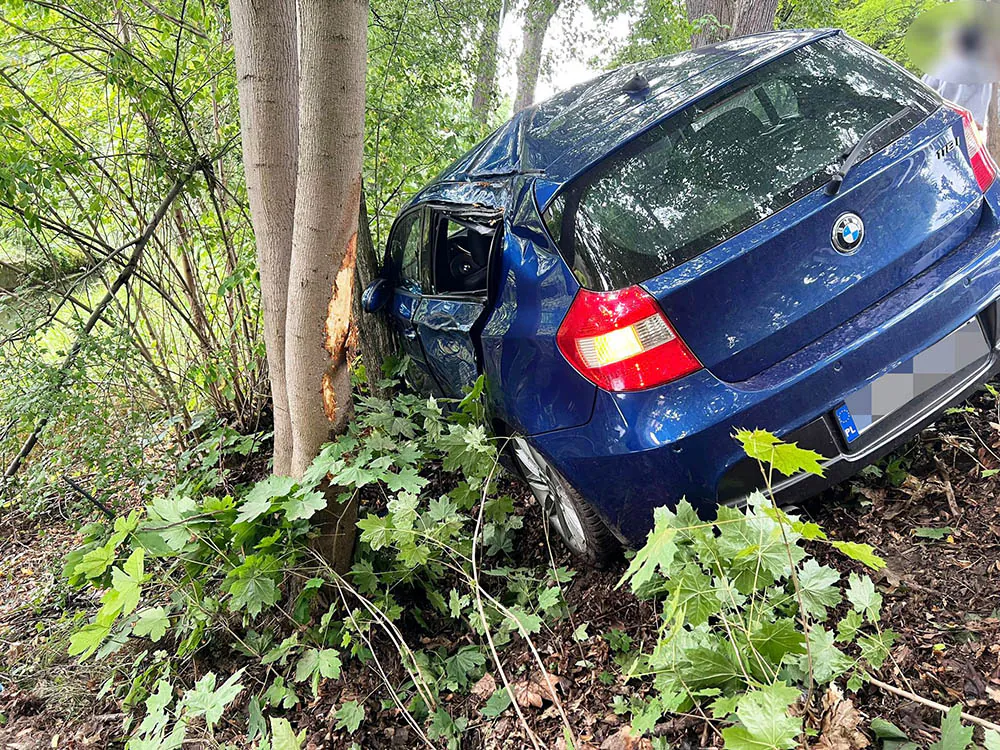 BMW wypadło z drogi 2 wypadek BMW Lwowek 3