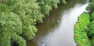 Wyrzucił śmieci z worka wprost do rzeki