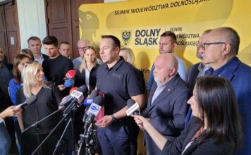 Samorząd Województwa z pomocą dla samorządów lokalnych poszkodowanych przez powódź Radni województwa zdecydowali o zmianach budżetowych i udzieleniu pomocy samorządom poszkodowanym w powodzi podczas nadzwyczajnej sesji sejmiku