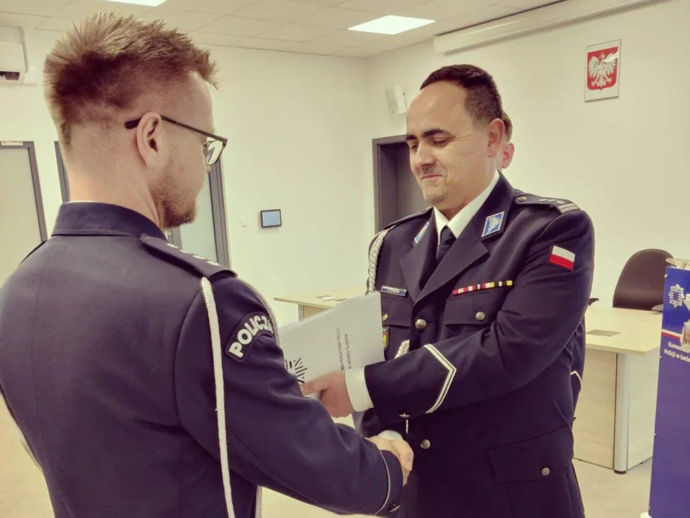 Slubowanie nowego policjanta i awanse z okazji Swieta Niepodleglosci 1