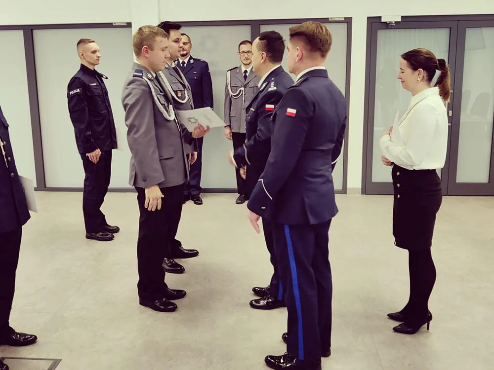 Slubowanie nowego policjanta i awanse z okazji Swieta Niepodleglosci 2