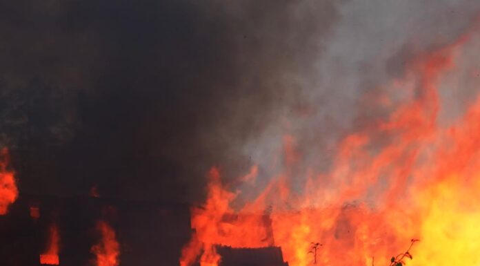Wyjechali do pożaru komina. Dach stał w ogniu