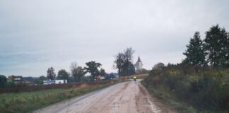 Rolnik zjechał z pola i pozostawił błoto na drodze