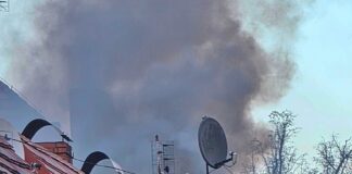 Kłęby czarnego dymu nad miastem. Na miejscu strażacy