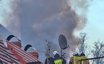 Kłęby czarnego dymu nad miastem. Na miejscu strażacy
