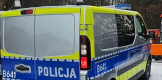 Policyjny radiowóz w zimowej scenerii