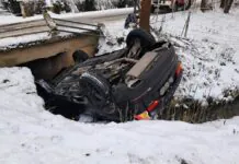 Volvo dachowało i wpadło do strumienia