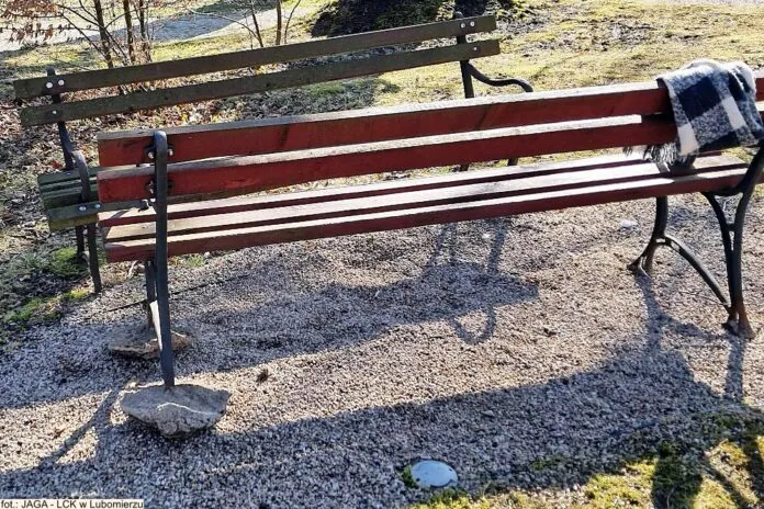 dewastacja park benedyktyński Lubomierz wandal 5