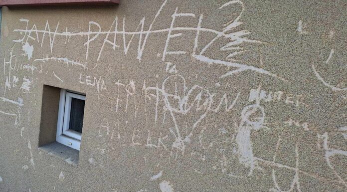 Na elewacji budynku wydrapali bohomazy