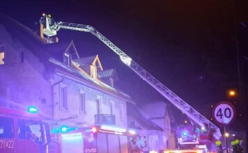 Kłęby dymu w mieszkaniu. Na miejscu strażacy