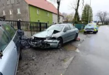 Uszkodzone dwa samochody i latarnia