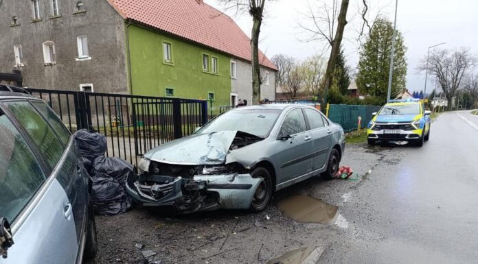 Uszkodzone dwa samochody i latarnia