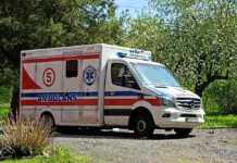 Ambulans przygniótł nogę mężczyźnie