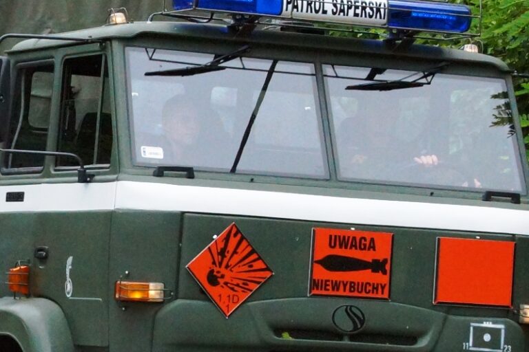 Pociski artyleryjskie znalezione przy boisku piłkarskim