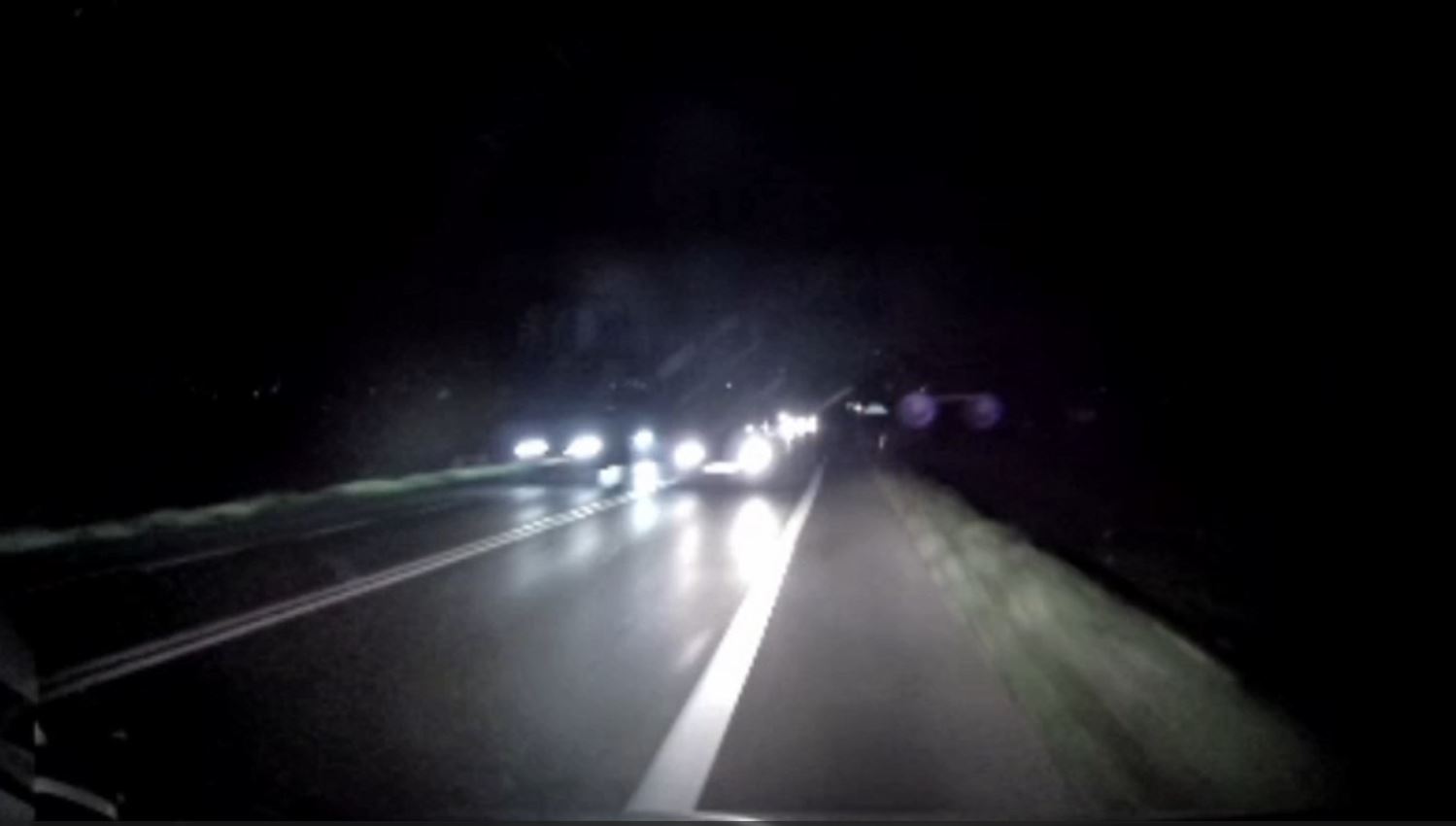 Wyprzedzał jadąc na czołówkę. WIDEO