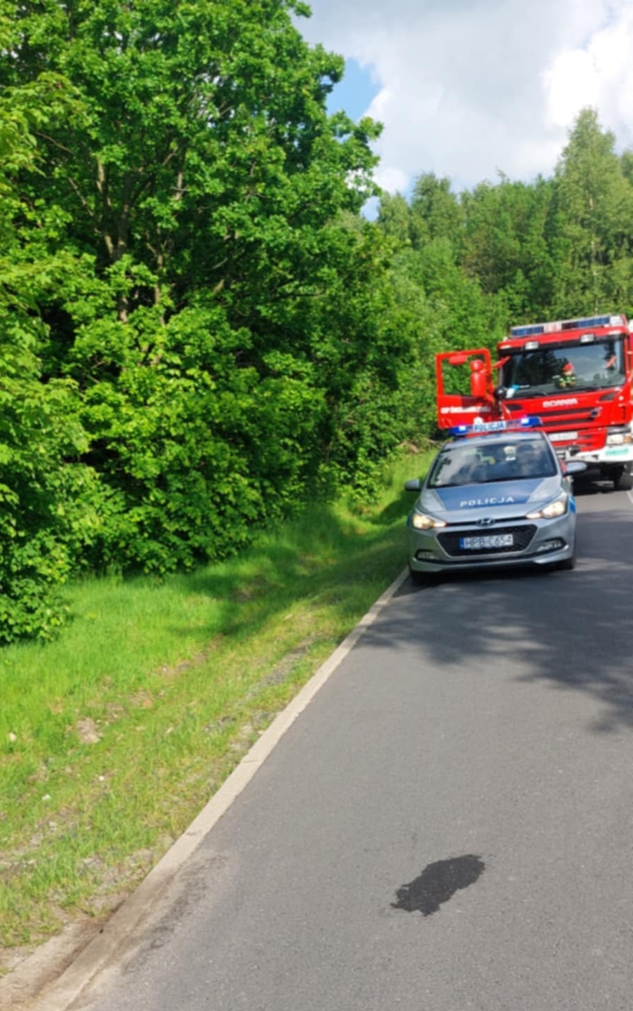 Rowerzysta wypadł z drogi. Wezwano śmigłowiec