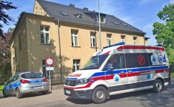 Interwencja policji i pogotowia przy sądzie w Lwówku Śląskim
