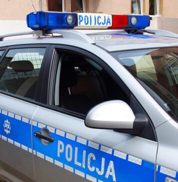 Policjanci zapukali do drzwi. Mężczyzna nie chciał otworzyć