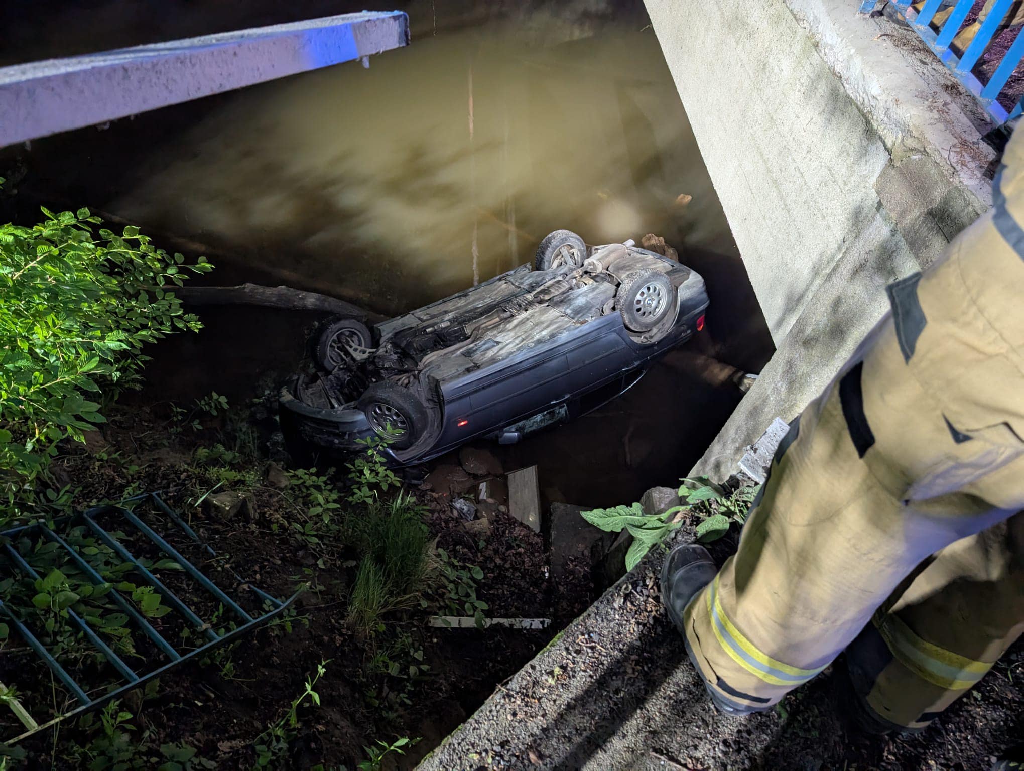 BMW przebiło bariery mostu i wpadło do rzeki