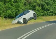 Stracił panowanie nad pojazdem. Toyota w rowie