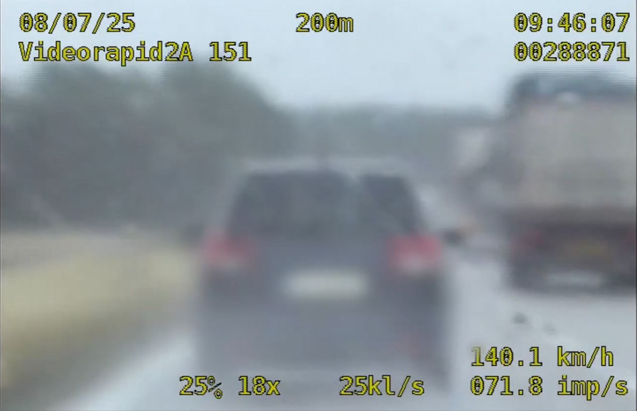 Nietrzeźwy kierowca uciekał przed policją, aż rozbił samochód. Wideo