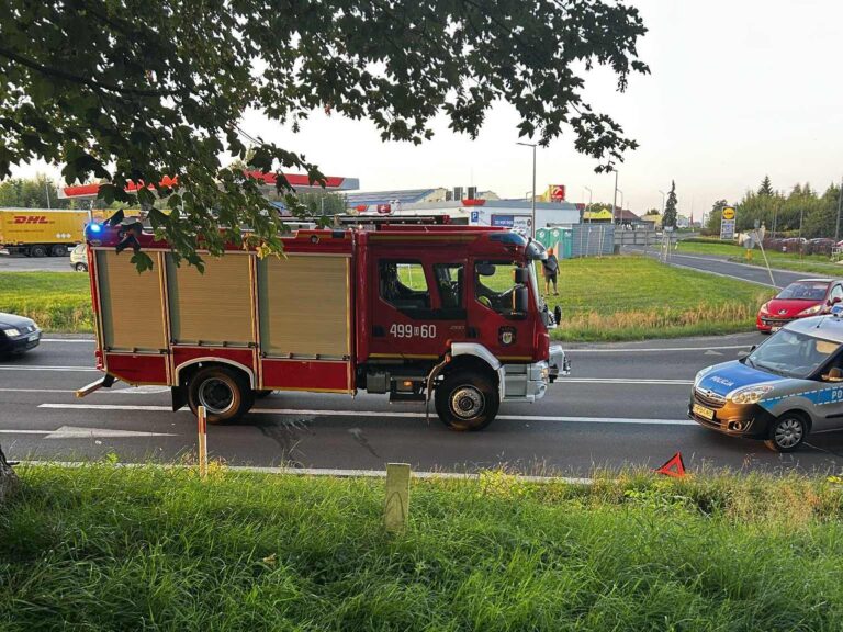 Zderzenie Toyoty z Mercedesem, kobieta trafiła do szpitala.