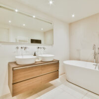 Jaki blat do łazienki wybrać? 5 modnych propozycji