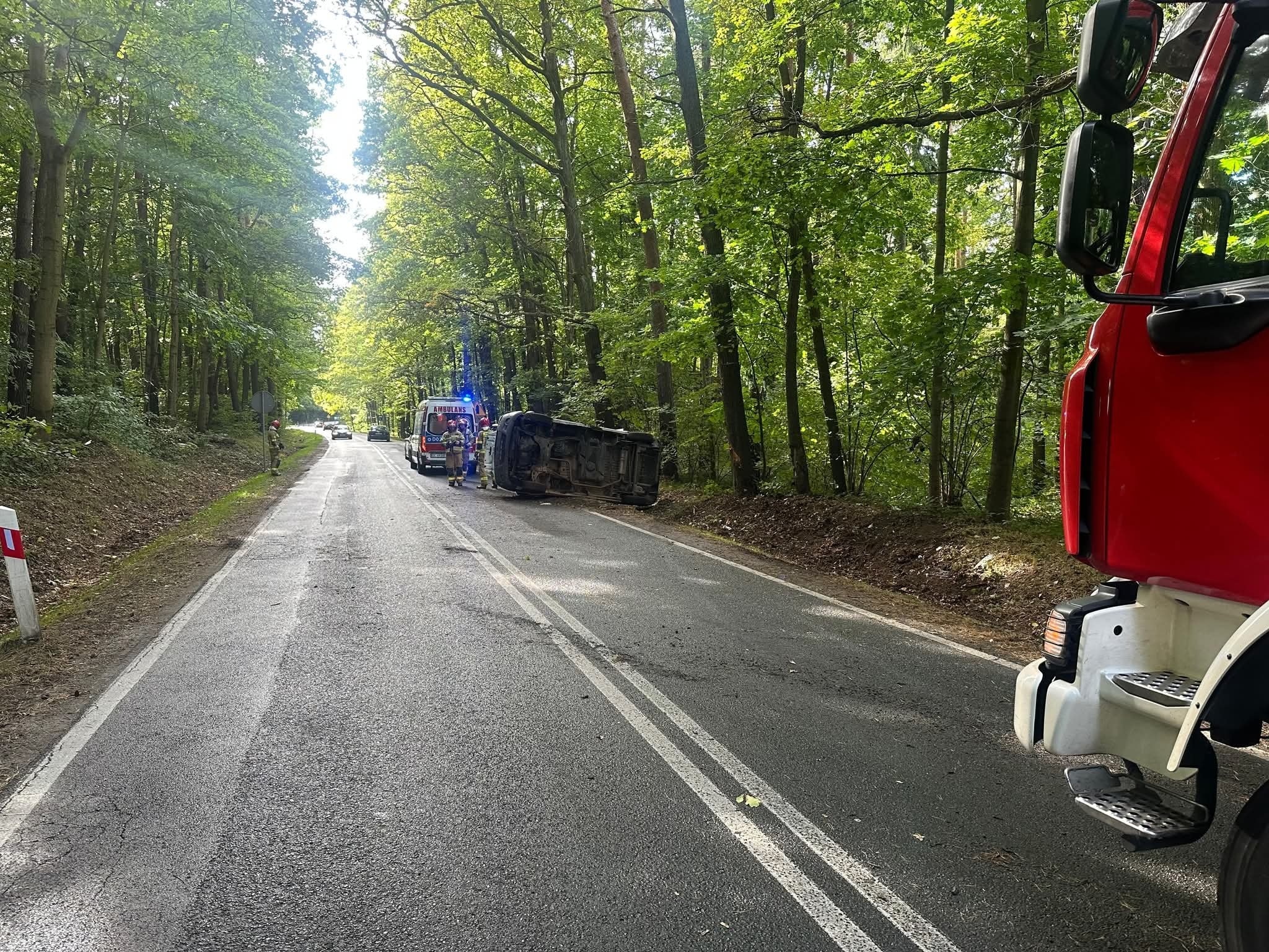 Na mokrej drodze stracił panowanie nad busem