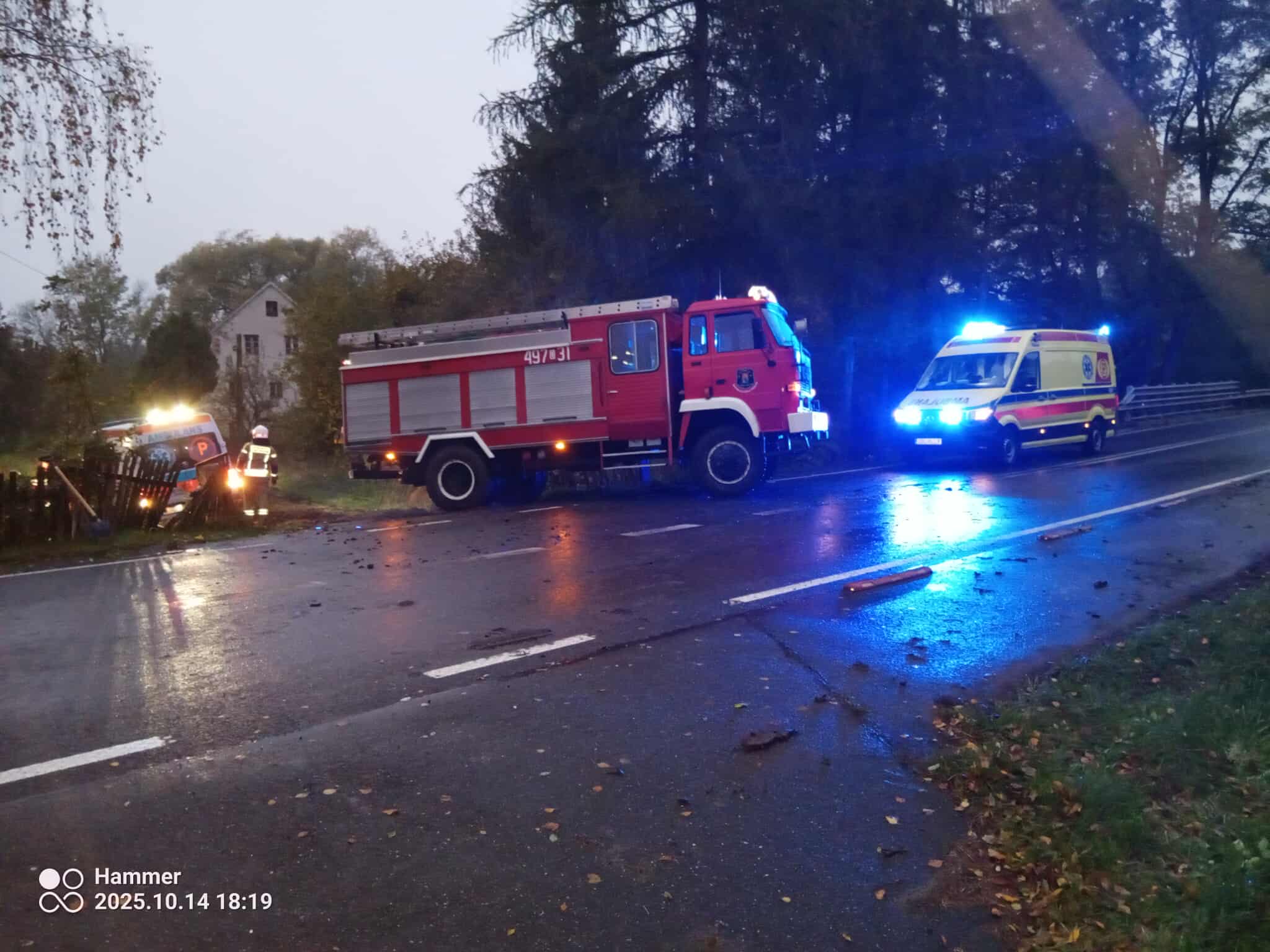 Karetka pogotowia utknęła w błocie. Na pomoc ruszyli strażacy