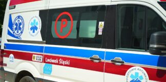 Strażacy i ratownicy pogotowia walczyli o życie mężczyzny