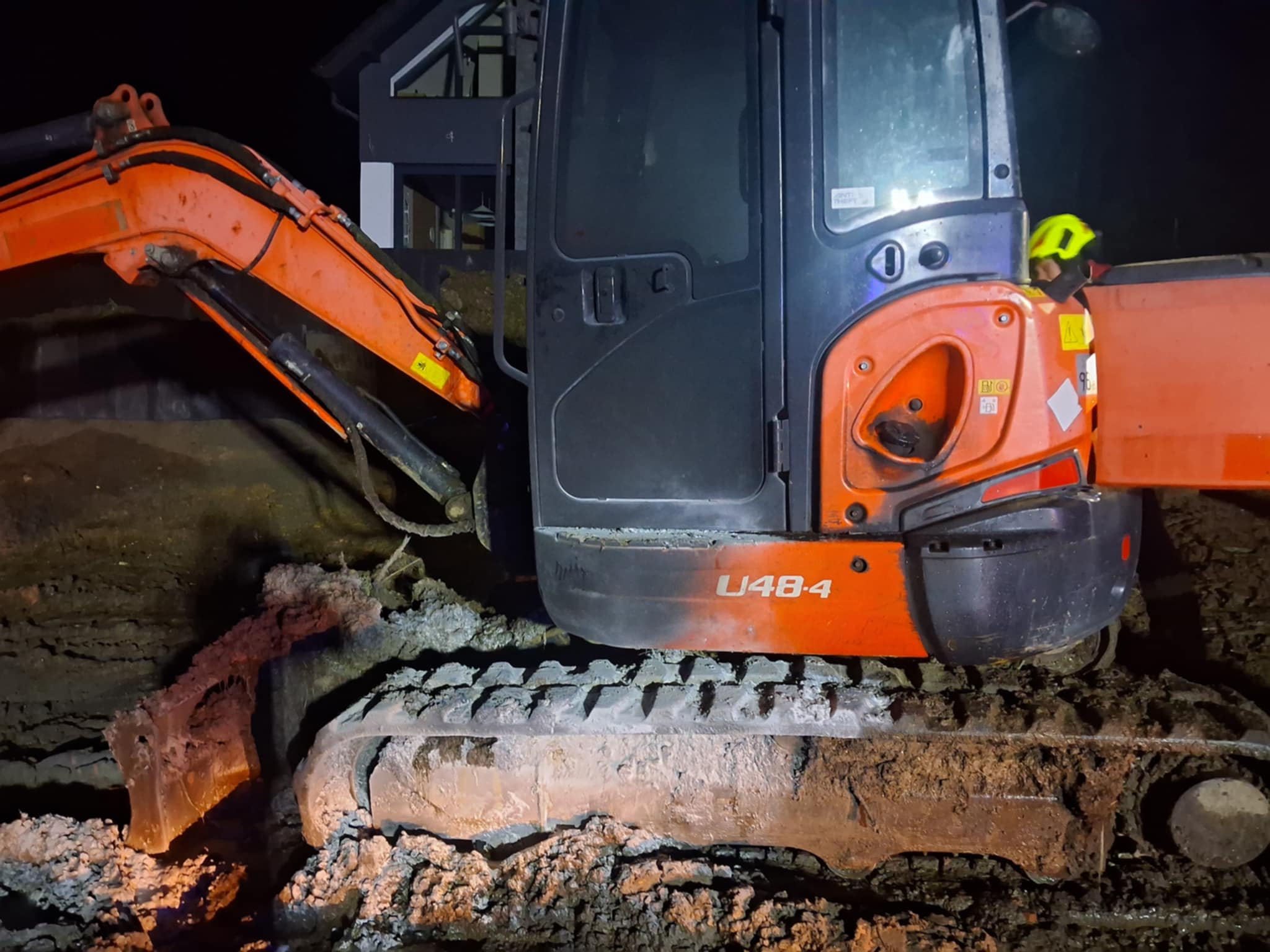 Strażacy dysponowani do pożaru koparki