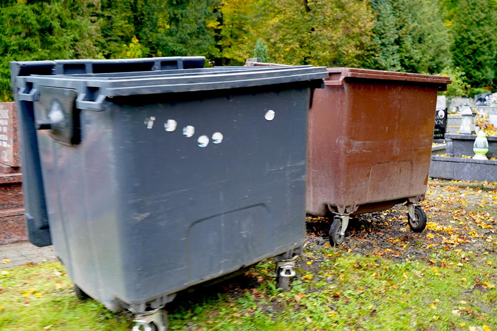 Jak dbać o groby, by nie szkodząc naturze?