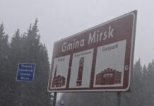 Pada śnieg i mocno wieje wiatr