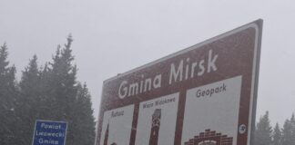 Pada śnieg i mocno wieje wiatr