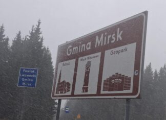 Pada śnieg i mocno wieje wiatr