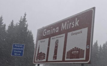 Pada śnieg i mocno wieje wiatr