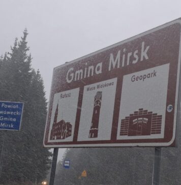 Pada śnieg i mocno wieje wiatr