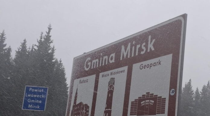 Pada śnieg i mocno wieje wiatr
