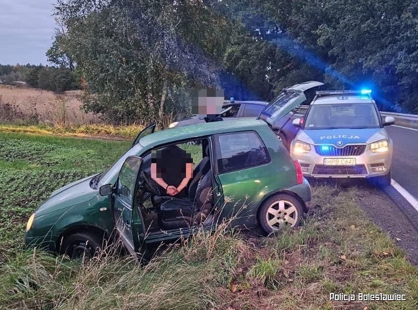 VW Lupo chciał uciec przed policją. Ucieczkę zakończył w rowie.