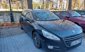 Urzędowy Peugeot trafia na licytację