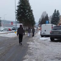 Samochody na chodniku, a piesi na drodze