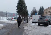 Samochody na chodniku, a piesi na drodze