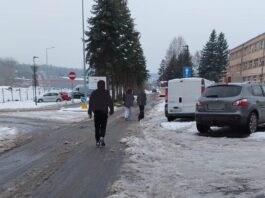 Samochody na chodniku, a piesi na drodze