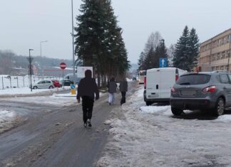 Samochody na chodniku, a piesi na drodze