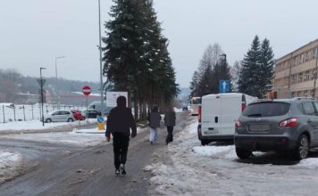 Samochody na chodniku, a piesi na drodze